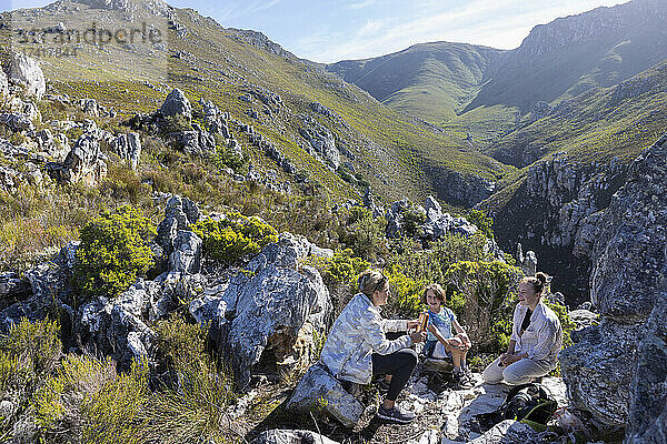 Familie beim Wandern auf einem Naturpfad  Phillipskop-Naturschutzgebiet  Stanford  Südafrika.