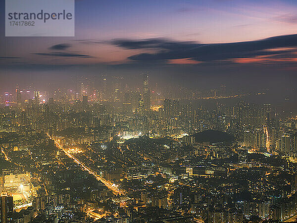 Hongkong bei Nacht beleuchtet.