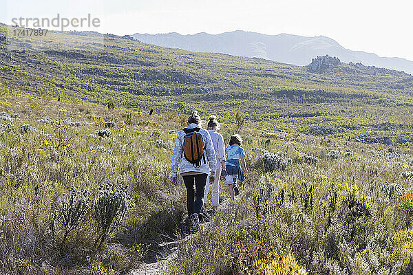 Familie beim Wandern auf einem Naturpfad  Phillipskop-Naturschutzgebiet  Stanford  Südafrika.