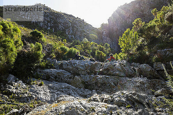 Teenagerin und jüngerer Bruder wandern auf dem Waterfall Trail  Stanford  Südafrika.