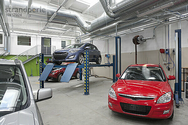 Autos in einer großen Reparaturwerkstatt oder Garage.