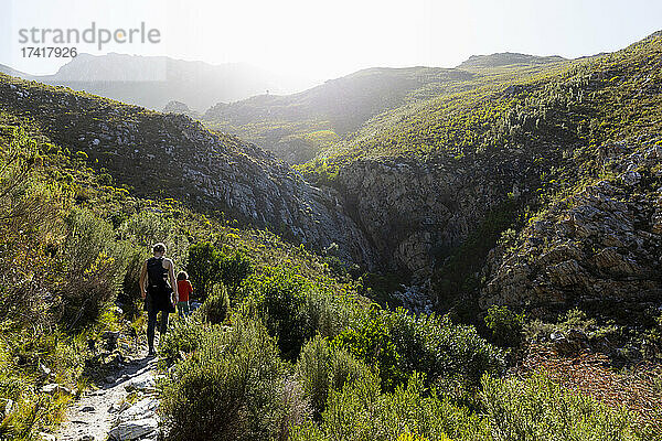 Teenagerin und jüngerer Bruder wandern auf dem Waterfall Trail  Stanford  Südafrika.