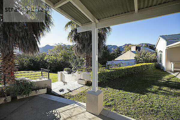 Ein privates Wohnhaus  eine Terrasse und ein Garten in Stanford  Klein Mountains