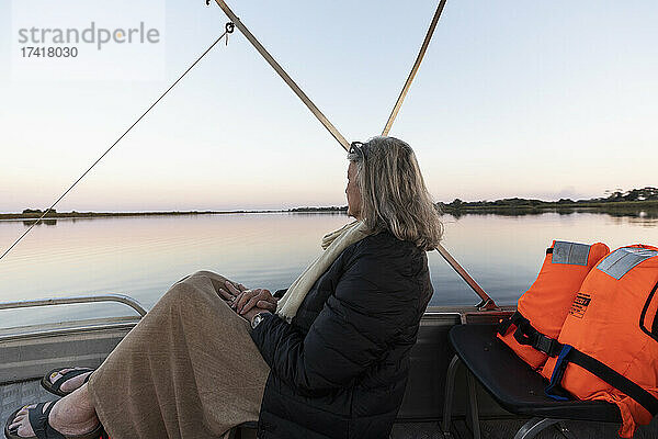 Ältere Frau im Okavango-Delta  Botswana  bei Sonnenuntergang  Botswana.