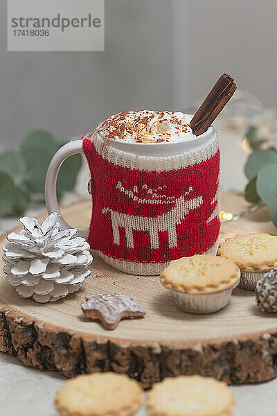 Weihnachten  Mince Pies und eine Tasse heiße Schokolade oder Eierlikör mit gestricktem Umschlag