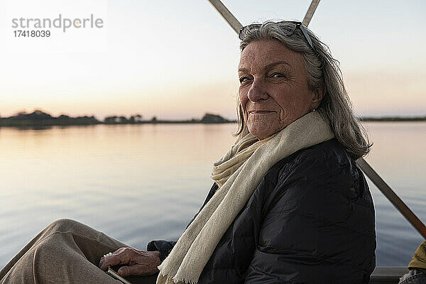 Ältere Frau im Okavango-Delta  Botswana  bei Sonnenuntergang  Botswana.