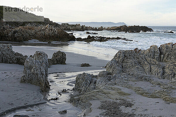 Ein menschenleerer Strand  zerklüftete Felsen und Felstümpel an der Atlantikküste.