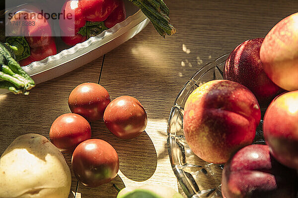 Frisches Obst und Gemüse auf dem Tisch in der Küche
