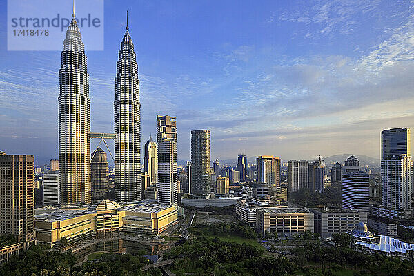 Malaysia  Kuala Lumpur  KLCC-Park und Petronas Towers in der Abenddämmerung