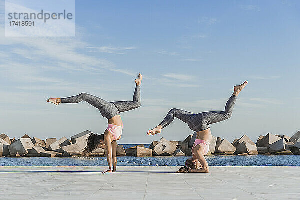 Akrobatinnen trainieren auf der Promenade