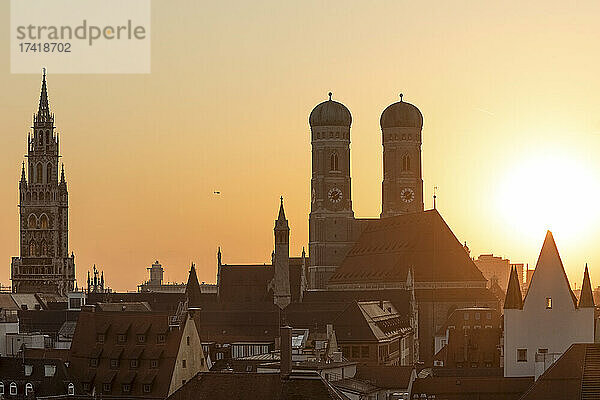 Deutschland  Bayern  München  Helikopterblick auf die Frauenkirche und die umliegenden Altstadtgebäude bei Sonnenuntergang