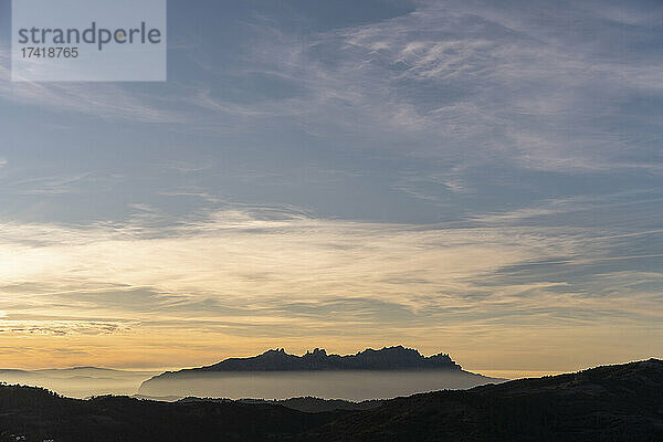Dramatischer Himmel über den Bergen in Montserrat  Katalonien  Spanien