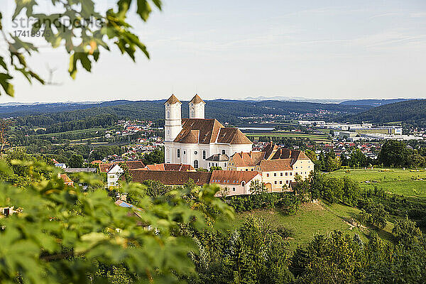 Österreich  Steiermark  Weiz  Weizbergkirche und umliegende Landschaft im Sommer
