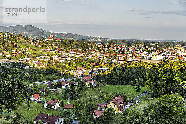 Österreich  Steiermark  Weiz  Landstadt in der frühen Abenddämmerung im Sommer