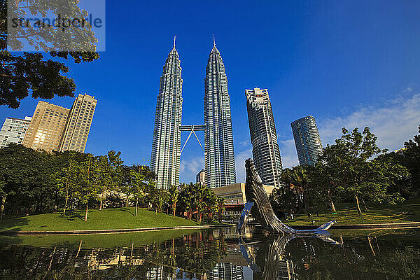 Malaysia  Kuala Lumpur  Teich- und Walskulptur im KLCC Park mit Petronas Towers im Hintergrund