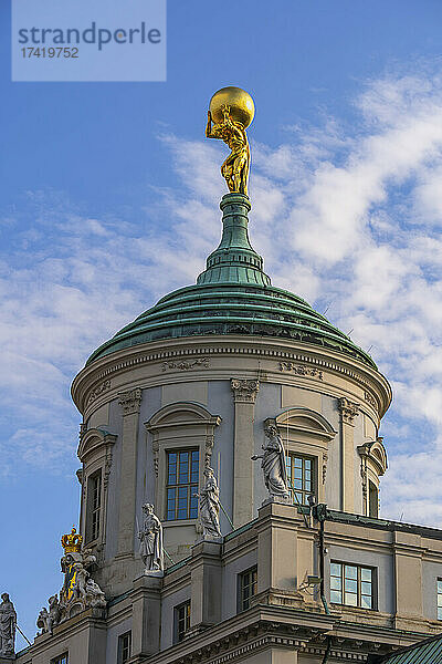 Deutschland  Brandenburg  Potsdam  Goldene Atlasstatue auf der Kuppel des Alten Rathauses