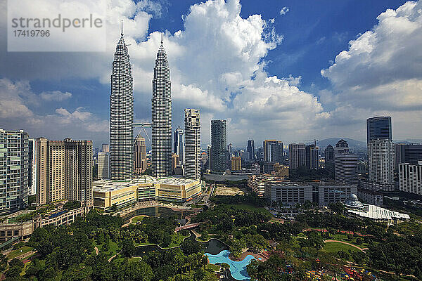 Malaysia  Kuala Lumpur  Wolken über dem KLCC Park und den Petronas Towers