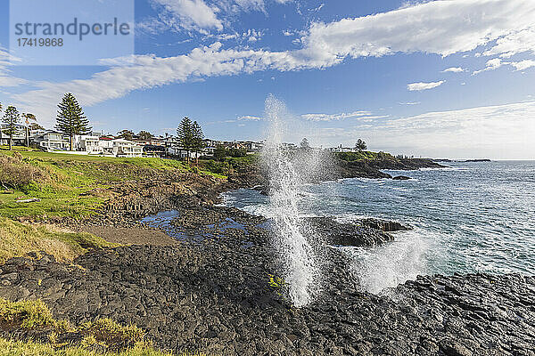 Australien  New South Wales  Kiama  Little Blowhole mit Küstenstadt im Hintergrund