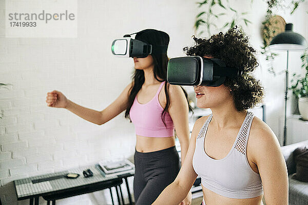 Freunde mit Virtual-Reality-Headsets trainieren gemeinsam zu Hause