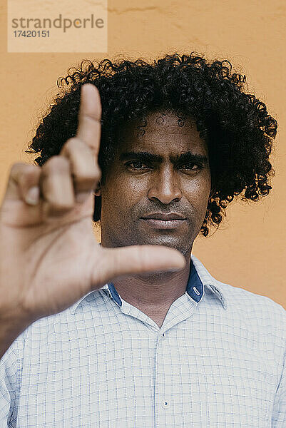 Afro-Mann gestikuliert mit der Hand