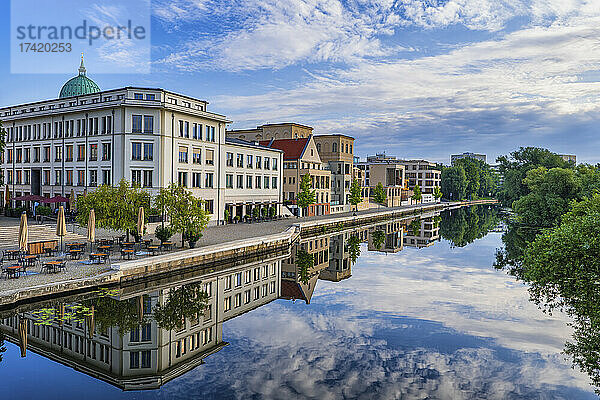 Deutschland  Brandenburg  Potsdam  Stadtgebäude spiegeln sich im Havelkanal