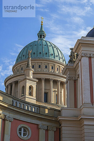 Deutschland  Brandenburg  Potsdam  Kuppel der St.-Nikolaus-Kirche hinter dem Potsdamer Stadtschloss