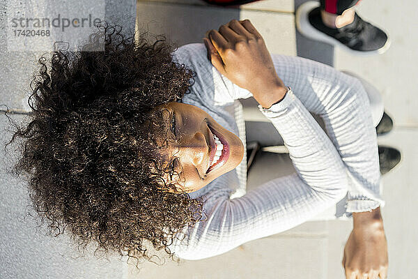 Junge Afro-Frau sitzt auf Stufen