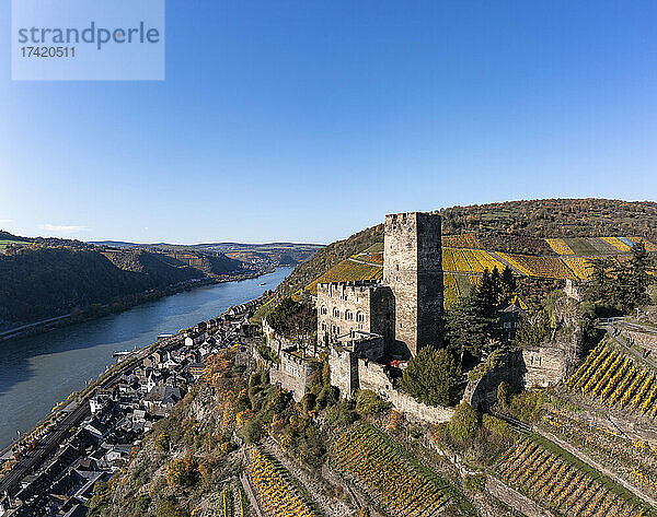 Deutschland  Rheinland-Pfalz  Kaub  Helikopterblick auf die Burg Gutenfels mit Blick auf die Stadt unten