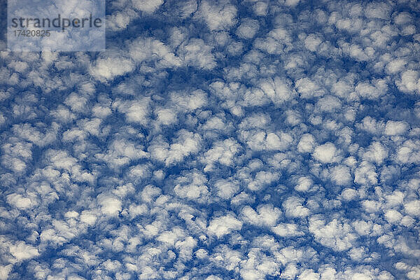 Wolkenlandschaft aus Altocumuluswolken