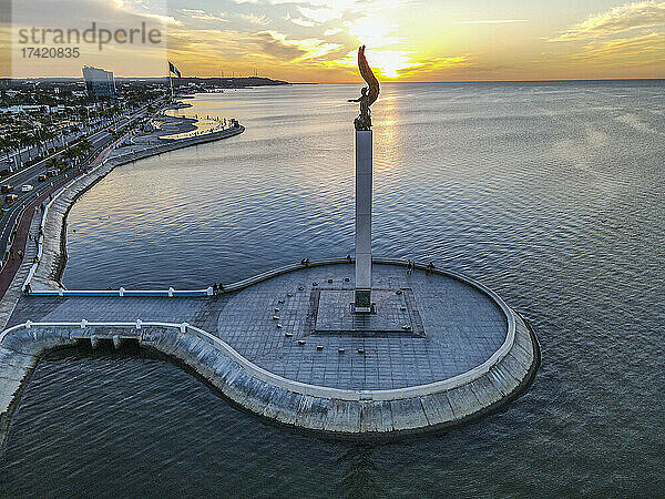 Mexiko  Campeche  San Francisco de Campeche  Luftaufnahme der Engel-Maya-Statue auf der Plaza del Mar bei Sonnenuntergang