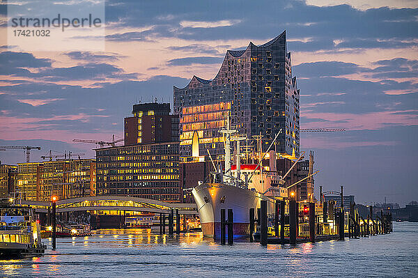 Deutschland  Hamburg  Schiff legte im Morgengrauen in der HafenCity an  im Hintergrund die Elbphilharmonie