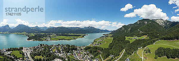 Schafberg-Gebirge mit Wolfgangsee an sonnigen Tagen  Abersee  Salzkammergut  Salzburg  Österreich