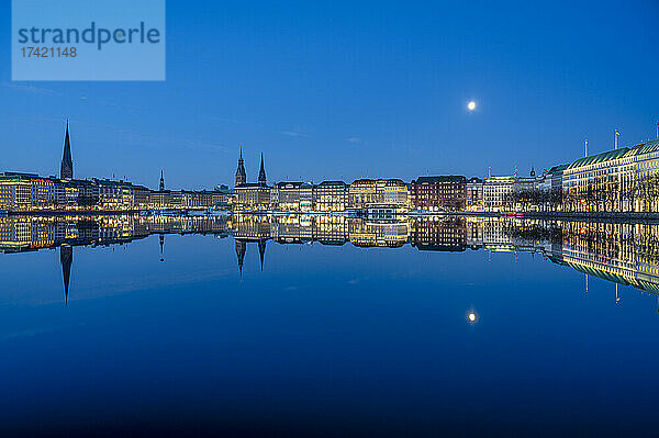 Deutschland  Hamburg  Langzeitbelichtung der Binnenalster im frühen Morgengrauen