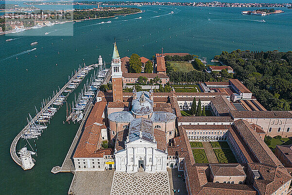 Italien  Venetien  Venedig  Luftaufnahme der Kirche San Giorgio Maggiore im Sommer