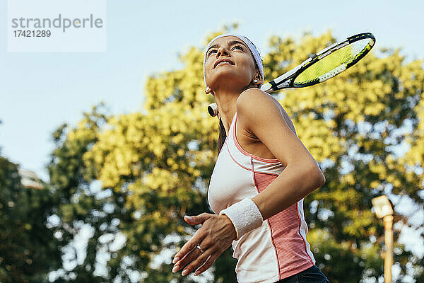 Sportlerin hält Tennisschläger am Sportplatz