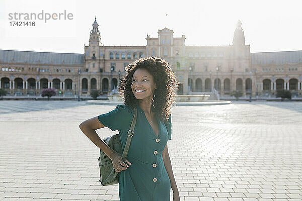 Glückliche Touristin schaut weg auf die Plaza De Espana  Sevilla  Spanien