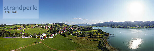 Österreich  Oberösterreich  Zell am Moos  Drohnenpanorama eines Dorfes am Ufer des Irrsees im Sommer