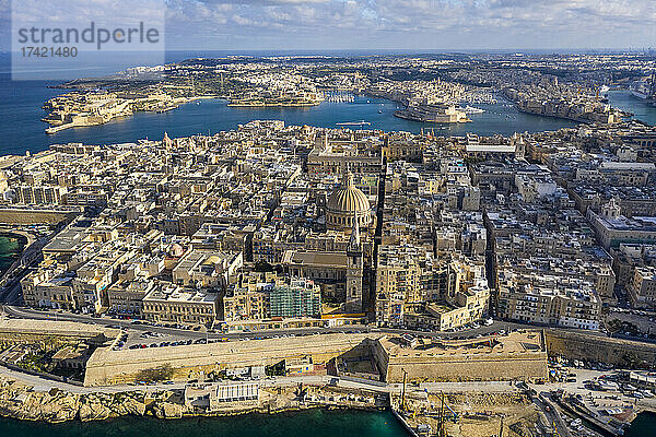 Malta  südöstliche Region  Valletta  Luftaufnahme der historischen Küstenstadt