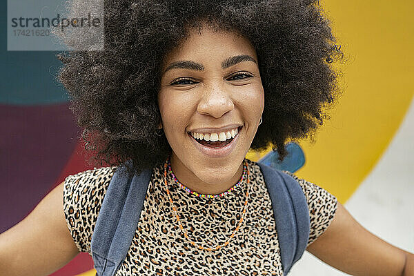Fröhliche junge Frau mit schwarzer Afro-Frisur