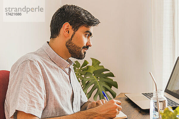 Psychiater hört im Büro Videoanrufe über Laptop