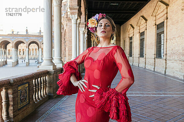 Flamenco-Tänzerin mit Händen auf der Hüfte steht auf der Plaza De Espana  Sevilla  Spanien