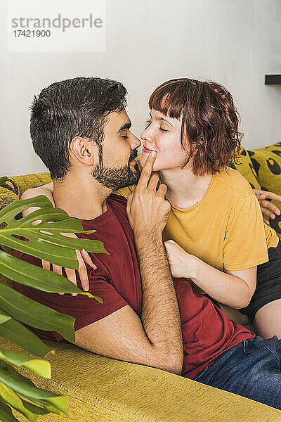 Paar macht Romantik auf dem heimischen Sofa