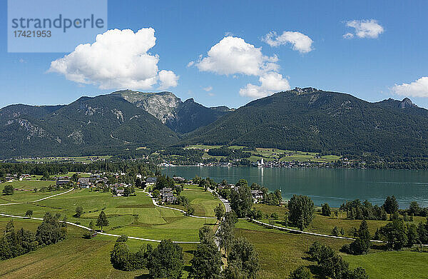 Schafberg mit St. Wolfgang und Wolfgangsee an sonnigem Tag  Abersee  Salzkammergut  Salzburg  Österreich