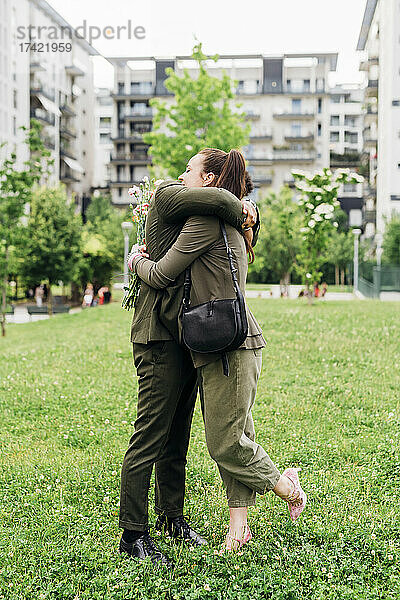 Geschäftspaar umarmt sich  während es im Park steht