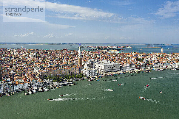 Italien  Venetien  Venedig  Luftaufnahme der Uferpromenade Riva degli Schiavoni mit dem Dogenpalast im Hintergrund