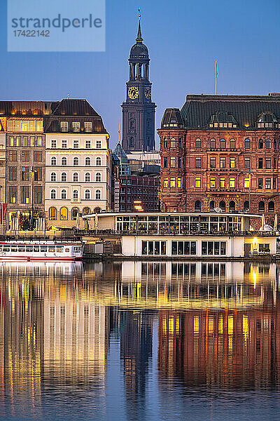 Deutschland  Hamburg  Binnenalster und Jungfernstiegpromenade im Morgengrauen mit dem Turm der St.-Michaels-Kirche im Hintergrund