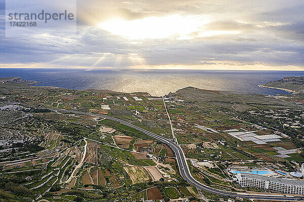 Malta  Nordregion  Mellieha  Luftaufnahme von Küstenfeldern und Bauernhöfen bei Sonnenuntergang