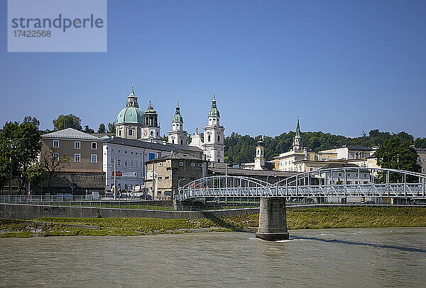 Österreich  Salzburg  Mozartsteg-Brücke mit Salzburger Dom im Hintergrund