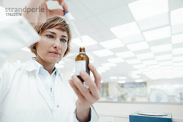 Apothekerin untersucht Medikamente im Labor