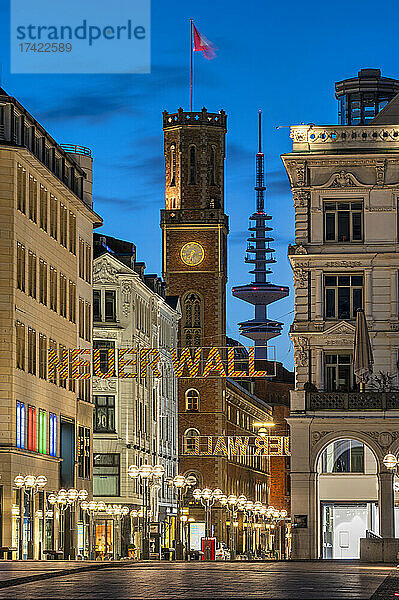 Deutschland  Hamburg  leere Neue Wall Street in der Abenddämmerung mit der Alten Post und dem Heinrich-Hertz-Turm im Hintergrund